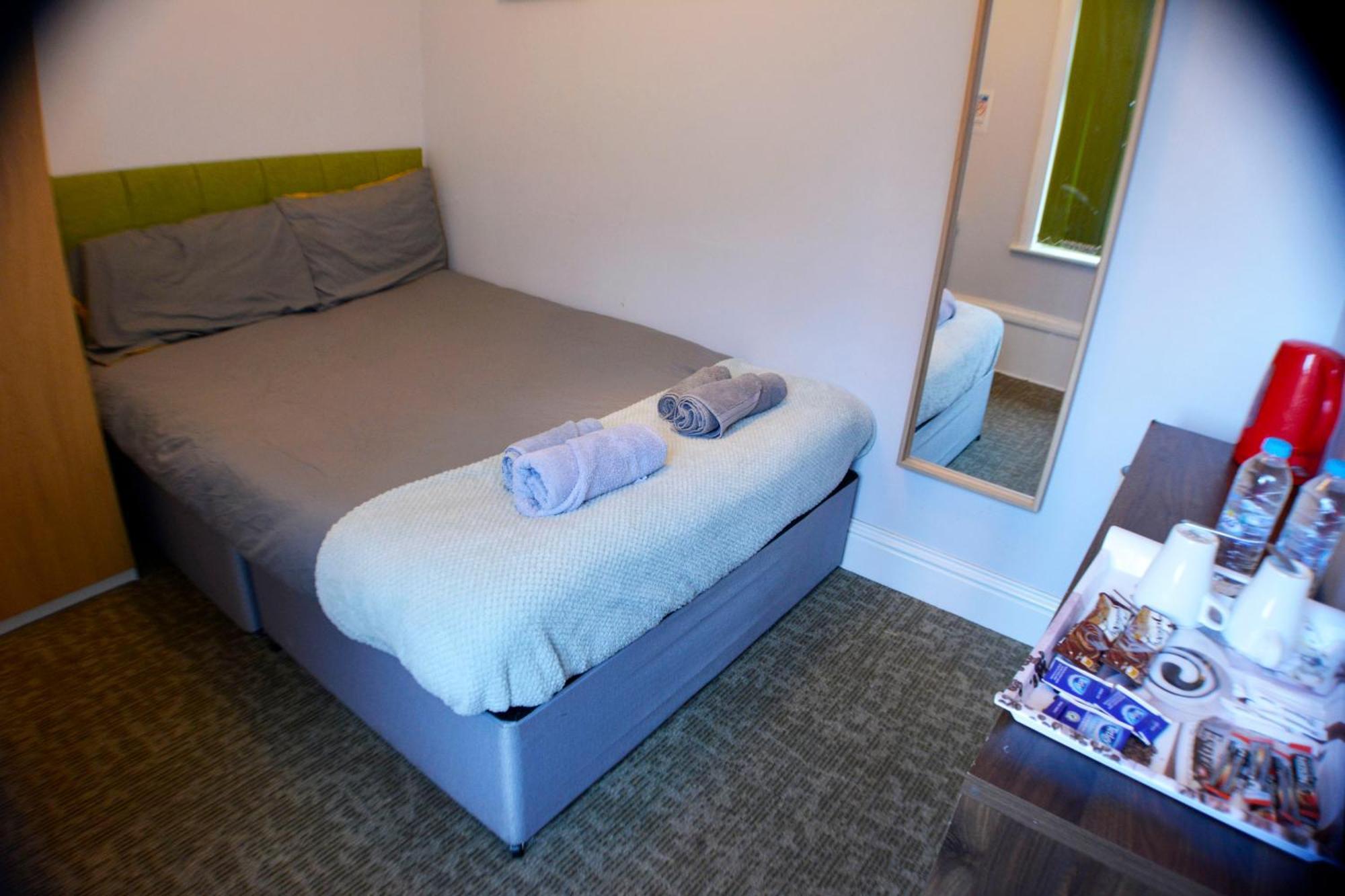 Gorton Mount Hotel Manchester Room photo